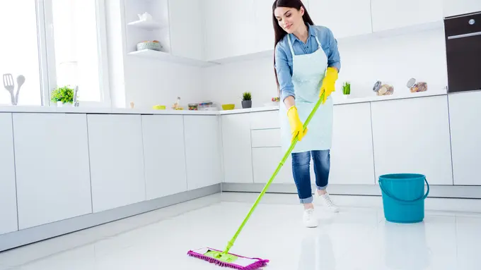 10 Cara Bikin Lantai Keramik Rumah Mengkilap Seperti Baru Lagi