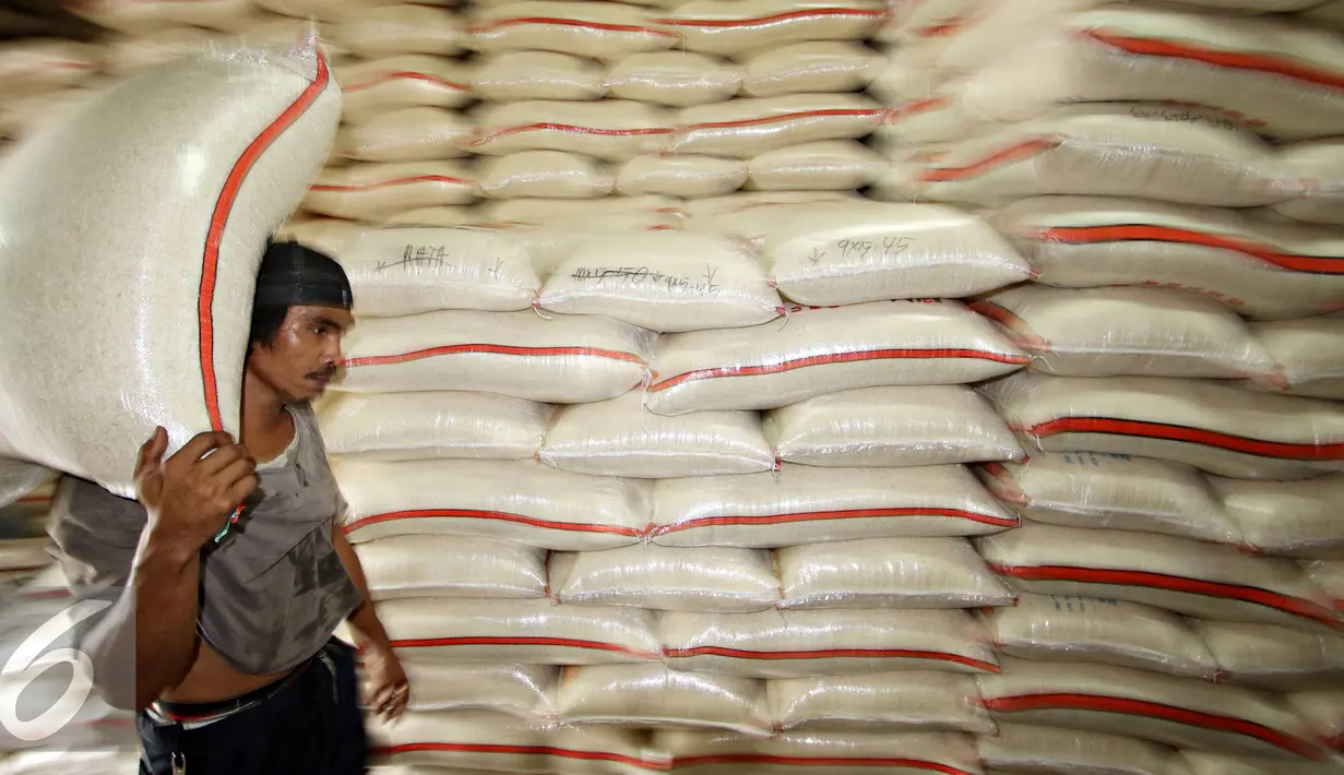 Pekerja memikul beras di Pasar Induk Beras Cipinang, Jakarta, Selasa (11/10). Menko Perekonomian Darmin Nasution memprediksi persediaan beras hingga akhir tahun akan mencukupi menyusul musim hujan di beberapa daerah. (Liputan6.com/Immanuel Antonius)