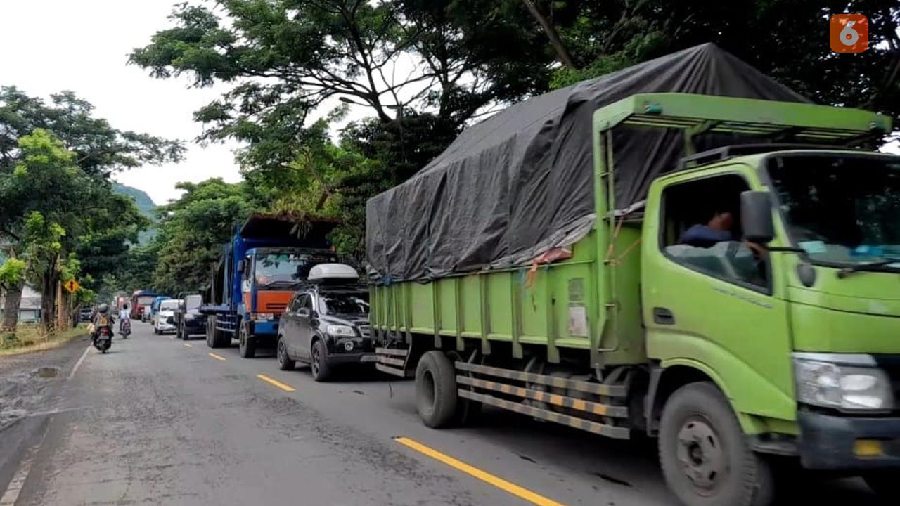 Antrean Kendaraan menuju Pelabuhan Ketapang Banyuwangi mengular hingga 2 kilometer (Hermawan Arifianto/Liputan6.com)