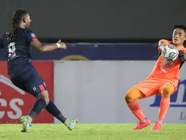 Dua klub Jawa Timur itu harus puas bermain imbang 2-2 dalam laga bertajuk Derbi Jatim pada pekan ke-11 di Stadion Manahan, Solo, Sabtu (6/11/2021) malam. (Bola.com/Bagaskara Lazuardi)