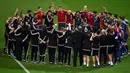Kebersamaan pemain Wales usai kalah dari Portugal 0-2 pada semi-final Piala Eropa 2016 di Stadion Parc Olympique Lyonnais, DÈcines-Charpieu, Prancis, Kamis (7/7/2016) dini hari WIB. (AFP/Romain Lafabregue)