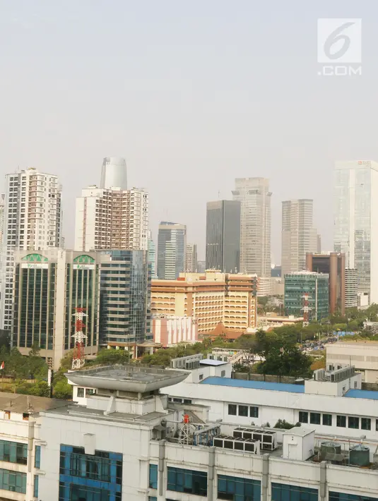 Gedung bertingkat mendominasi kawasan ibu kota Jakarta pada Selasa (30/7/2019). Badan Anggaran (Banggar) DPR bersama dengan pemerintah menyetujui target pertumbuhan ekonomi Indonesia berada di kisaran angka 5,2% pada 2019 atau melesat dari target awal 5,3%. (Liputan6.com/Angga Yuniar)