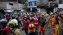 Kapolres Metro Jakarta Pusat, Kombes Pol Susatyo Purnomo Chondro mengatakan korban yang sudah berhasil dievakuasi sebanyak 20 orang, terdiri dari 5 orang laki-laki dan 15 perempuan. Tampak dalam foto, personel dari Dinas Penanggulangan Kebakaran dan Penyelamatan mengevakuasi jenazah korban kebakaran di Jakarta, Selasa 9 Desember 2025. (AP Photo/Dita Alangkara)