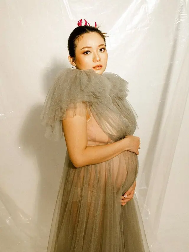 Hamil Anak Pertama, Intip 8 Gaya Maternity Shoot Stella Cornelia dengan Ragam Busana
