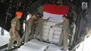 Sejumlah prajurit TNI AU merapikan bantuan untuk Rohingya ke dalam pesawat Hercules di Lanud Halim Perdanakusuma, Jakarta, Rabu (13/9). Sebanyak 34 ton bantuan kemanusiaan itu terdiri dari bantuan makanan hingga pakaian anak. (Liputan6.com/Faizal Fanani)