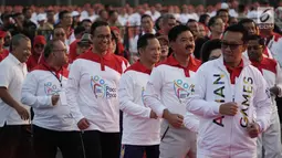 Gubernur DKI Jakarta Anies Baswedan dan sejumlah pejabat tinggi negara menari Poco-Poco dalam rangka pemecahan rekor Guinness World Records di Lapangan Monas, Jakarta, Minggu (5/8). (Merdeka.com/Iqbal S. Nugroho)