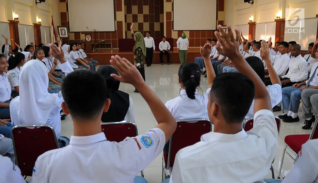 Peserta Diklat Paskibraka saat sesi pengenalan usai mengikuti upacara penerimaan peserta (Tantingan) di PPPON, Cibubur, Jakarta Timur, Selasa (25/7). Upacara tantingan merupakan tradisi di hari pertama diklat Paskibraka. (Liputan6.com/Yoppy Renato)