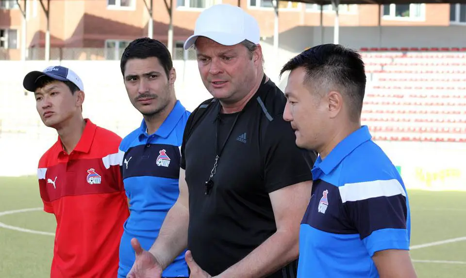 Pelatih Timnas Mongolia U-22, Michael Weiss (bertopi). (Bola.com/Dok. MFF)