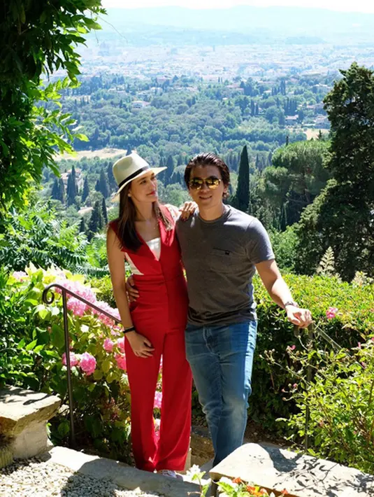 "Happy birthday to the man i adore, I lava you. I can't wait to share this birthday and many many more birthdays with you." tulis Luna Maya dalam foto bersama kekasihnya. (Instagram/lunamaya)