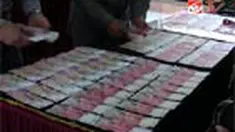 Modus yang dilakukan tersangka adalah menukar Rp 3 juta uang palsu dengan Rp 1 juta uang asli. Diduga, ada miliaran rupiah uang palsu yang beredar di Purbalingga, Jateng.