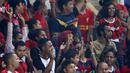 Suporter Persipura memberikan dukungan kepada Boaz dkk. saat melawan  PS TNI pada laga Torabika SC 2016 di Stadion Pakansari, Bogor, Minggu (19/6/2016). Persipura Menang 3-1. (Bola.com/Nicklas Hanoatubun)