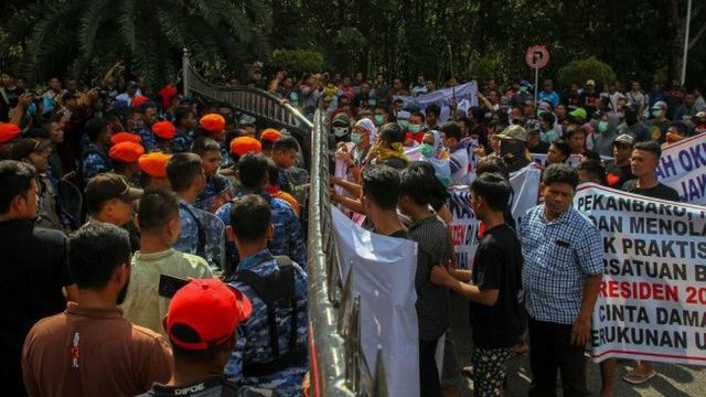 Paskhas TNI dan polisi menghadang kelompok penolak Neno Warisman di Bandara SSK II Pekanbaru.