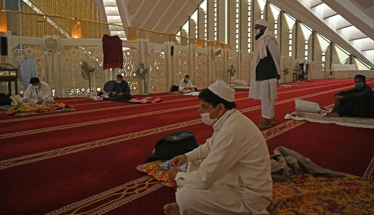 Umat muslim menjaga jarak saat mereka berkumpul untuk beritikaf di Masjid Agung Faisal di Islamabad, Pakistan, Kamis (14/5/2020). Itikaf adalah berdiam diri di masjid dengan niat beribadah untuk mendekatkan diri kepada Allah swt pada sepuluh hari terakhir bulan Ramadan. (Aamir QURESHI/AFP)