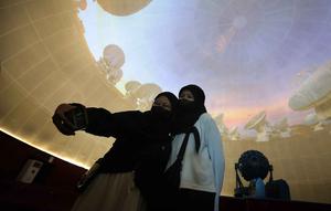 Planetarium dibangun di Taman Ismail Marzuki, Jakarta, dan resmi beroperasi pada 1 Maret 1969. Tampak dalam foto, pengunjung menikmati wahana Planetarium di Taman Ismail Marzuki, Jakarta, Kamis (25/12/2025). (Kapanlagi.com/Budy Santoso)