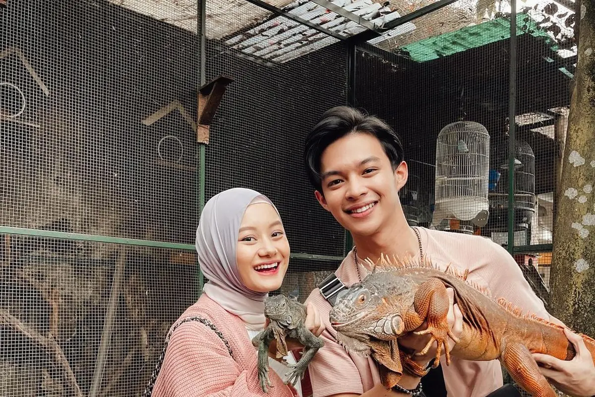 7 Gaya Dinda Hauw dan Rey Mbayang Pakai Baju Couple, Serasi Banget