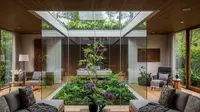 8 Model Rumah Modern Kaca dengan Taman Indoor Atrium, Cocok untuk Introvert
