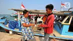 Warga kepulauan melakukan pembayaran jasa tranportasi kapal tradisional pengangkut sembako di Pulau Panjang, Banten, Sabtu (12/8/2023). Lembaga Penjamin Simpanan (LPS) terus melakukan sosialisasi sebagai upaya meningkatkan kepercayaan masyarakat terhadap industri perbankan. (Liputan6.com/Angga Yuniar)