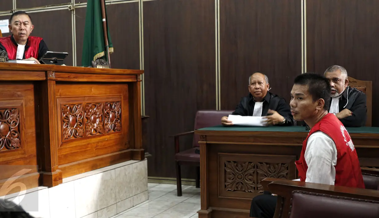 Tersangka RA saat berada di ruang sidang Pengadilan Negeri Jakarta Selatan, Selasa (18/8/2015). RA menjalani sidang perdana dengan agenda pembacaan dakwaan terkait dugaan sebagai mucikari prostitusi di kalangan artis. (Liputan6.com/Yoppy Renato)