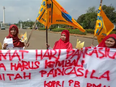 Sejumlah wanita cantik dari Pergerakan Mahasiswa Islam Indonesia Puteri berunjuk rasa di depan Istana Merdeka, Jakarta, Senin (1/6/2015). Aksi yang diikuti puluhan mahasiswa itu untuk memperingati Hari Lahir Pancasila. (Liputan6.com/Faizal Fanani)