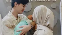 Kebahagiaan tengah menyelimuti pasangan Dinda Hauw dan Rey Mbayang. Pasangan ini baru saja dikaruniai anak kedua laki-laki. Dinda melahirkan pada 2 Maret 2023 lalu. Berikut beberapa potret menggemaskan Kaba. [Instagram/rey_mbayang]
