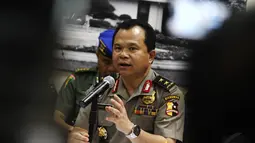 Dari hasil investigasi diketahui bahwa ada oknum Anggota Batalyon Infanteri 134 Tuah Sakti yang melakukan 'pengamanan' di gudang BBM illegal, Jakarta, (14/10/14). (Liputan6.com/Faizal Fanani)