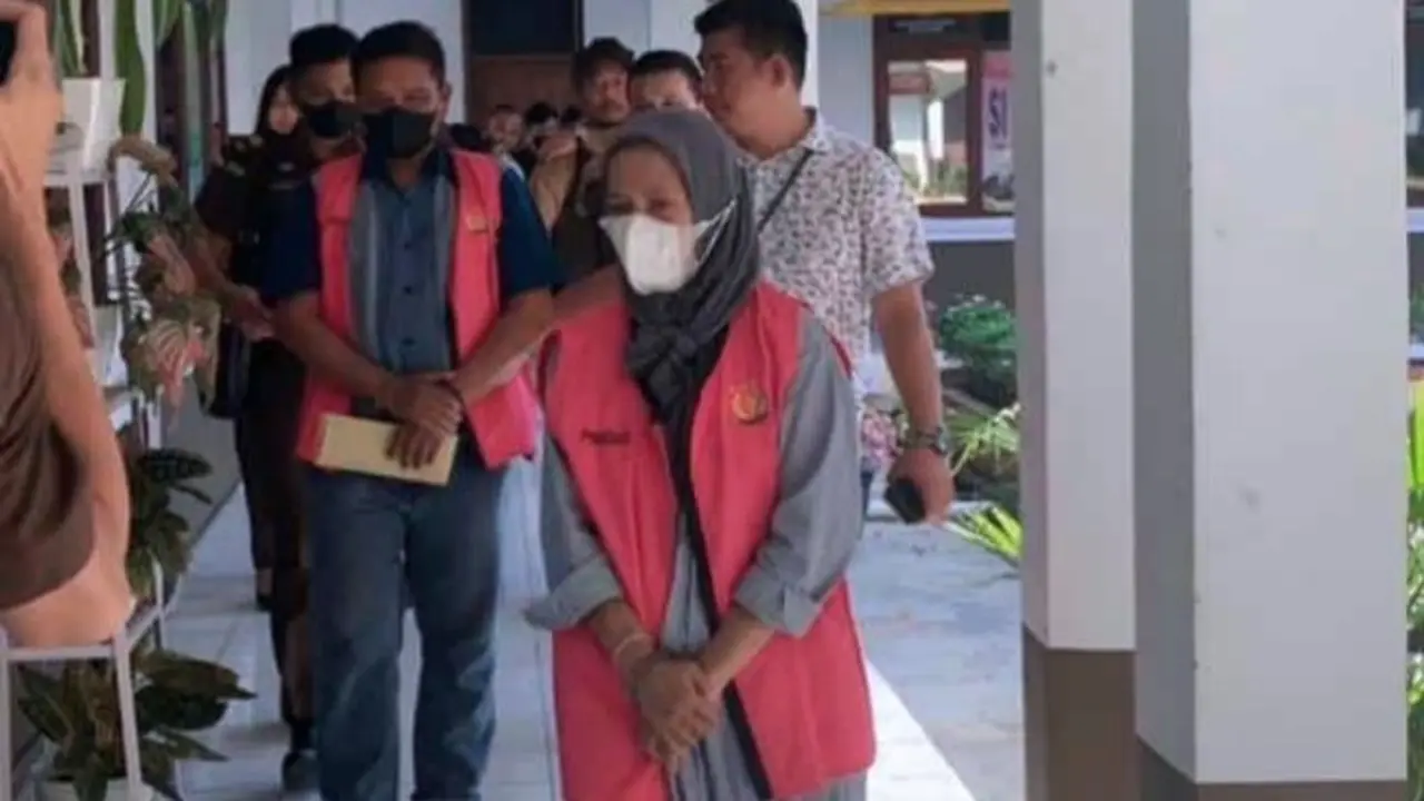 Dua tersangka korupsi tanah timbun MTQ saat digiring petugas ke mobil tahanan.
