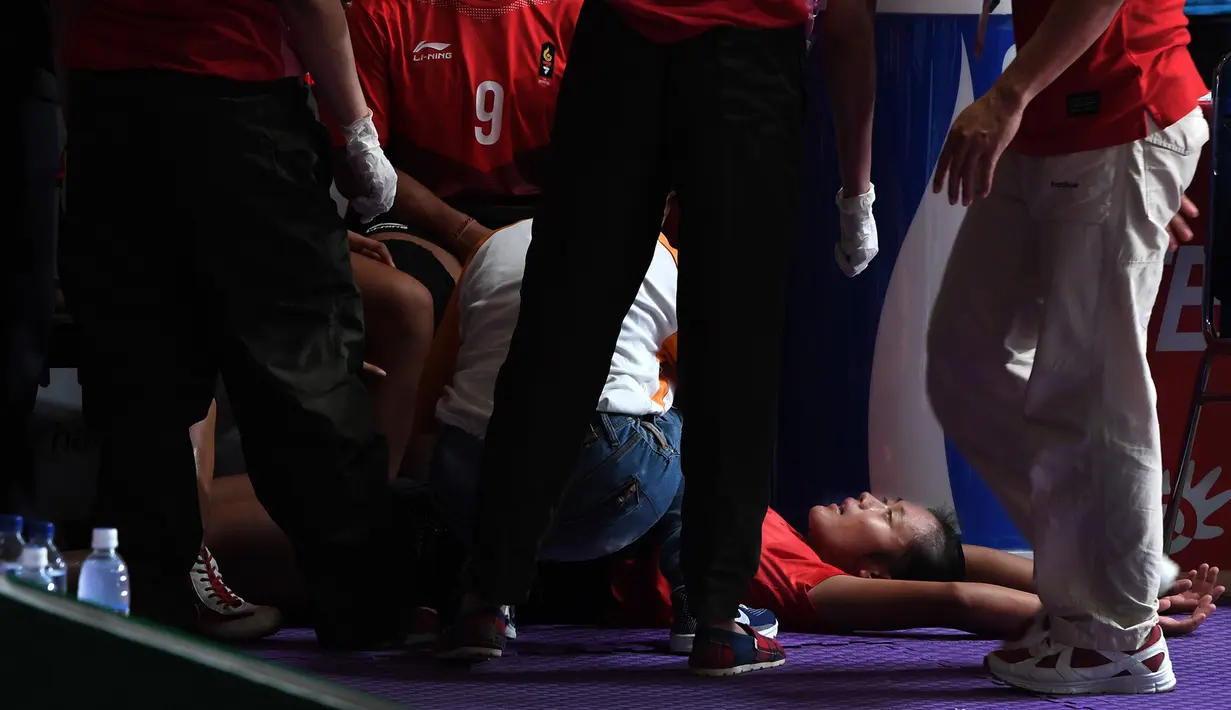Atlet kabaddi putri Indonesia, Ni Putu Dewi Laraswati mendapat perawatan medis karena cedera saat menghadapi India pada babak penyisihan Grup A kabaddi putri Asian Games 2018 di Jakarta, Selasa (21/8). (ANTARA FOTO/INASGOC/Indrianto Eko Suwarso/mos/18)
