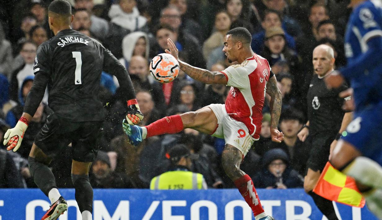 Pemain Arsenal, Gabriel Jesus, melepaskan tendangan saat melawan Chelsea pada lanjutan Liga Inggris, Sabtu (21/10/2023). (AFP/Justin Tallis)