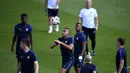 Dimitri Payet  mencoba menyundul bola pada sesi latihan bersama timnas Prancis di Clairefontaine-en-Yvelines, Paris, (9/7/2016). (AFP/Franck Fife)