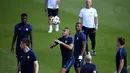 Dimitri Payet  mencoba menyundul bola pada sesi latihan bersama timnas Prancis di Clairefontaine-en-Yvelines, Paris, (9/7/2016). (AFP/Franck Fife)