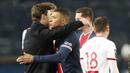 Pelatih Paris Saint-Germain (PSG), Mauricio Pochettino, memeluk Kylian Mbappe usai pertandingan melawan Brest pada laga Liga Prancis di Stadion Parc des Princes, Sabtu (9/1/2021). PSG menang dengan skor 3-0. (AP Photo/Francois Mori)