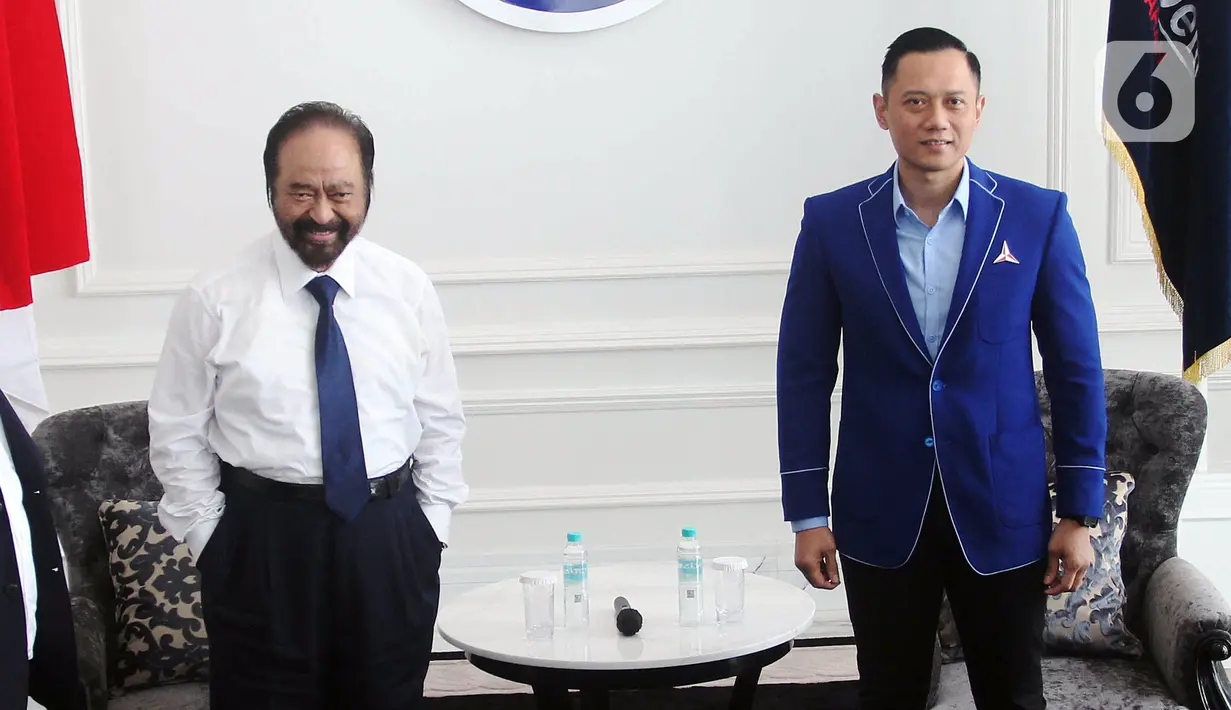Ketua Umum Partai Nasdem Surya Paloh (kiri) menerima Ketua Umum Partai Demokrat Agus Harimurti Yudhoyono atau AHY (kanan) di Kantor DPP Nasdem, Jakarta, Kamis (23/6/2022). Pertemuan keduanya untuk melakukan komunikasi dalam rangka penjajakan koalisi menjelang Pemilu 2024. (Liputan6.com/Angga Yuniar)