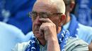 Seorang pendukung Everton menyeka air matanya saat upacara perpisahan setelah laga lanjutan Liga Inggris 2024/2025 melawan Southampton di Goodison Park, Liverpool, Inggris, Minggu (18/05/2025) waktu setempat. (AFP/Paul Ellis)