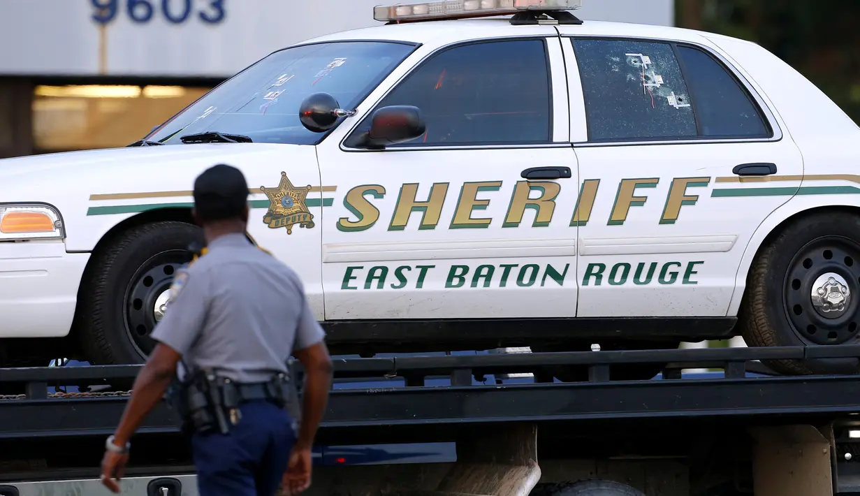 Lubang bekas peluru terlihat di jendela kendaraan East Baton Rouge Sheriff di Baton Rouge, Louisiana, AS, Minggu (17/7). Tiga Polisi tewas dan tiga lainnya mengalami luka-luka saat terjadi penembakan di sebuah jalan Baton Rouge. (REUTERS/Jonathan Bachman)