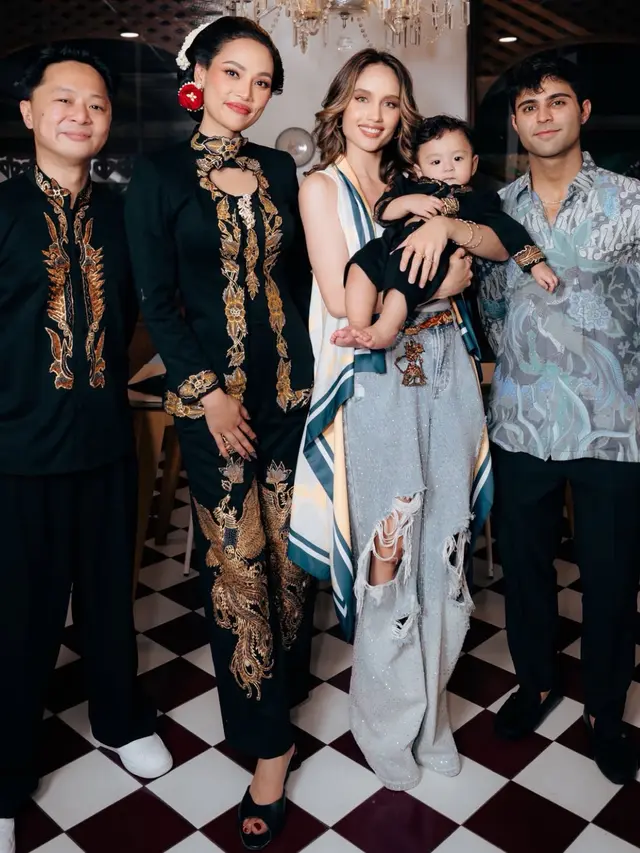 Cinta Laura saat Hadir Tedak Siten Putra Erika Carlina. [@claurakiehl]