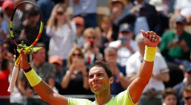 Petenis Spanyol, Rafael Nadal berselebrasi setelah menyelesaikan laga babak kedua turnamen Prancis Terbuka melawan petenis Jerman, Yannick Maden di Roland Garros, Paris (29/5/2019). Rafael Nadal menang atas Yannick Maden dengan skor 6-1, 6-2, 6-4 dan melaju ke babak ketiga. (AP Photo/Christophe Ena)