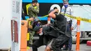 Polisi menangkap laki-laki yang berperan sebagai pengebom dalam simulasi antiterorisme di Quezon City, Filipina, 15 Desember 2020. Kepolisian Nasional Filipina menggelar latihan untuk menunjukkan kemampuan dalam memastikan keselamatan masyarakat pada musim liburan mendatang. (Xinhua/Rouelle Umali)