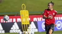Pemain Timnas Wales, Gareth Bale, saat mengikuti latihan jelang laga UEFA Nations League di Hensol, South Wales, Senin (31/8/2020). Wales akan berhadapan dengan Finlandia. (AFP/Geoff Caddick)