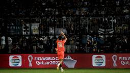 Laga ini menjadi spesial bagi Hanif Sjahbandi karena ia kembali ke rumah lamanya, Arema FC yang selama lima musim ia bela namun harus berpisah akhir musim lalu. (Bola.com/Iwan Setiawan)