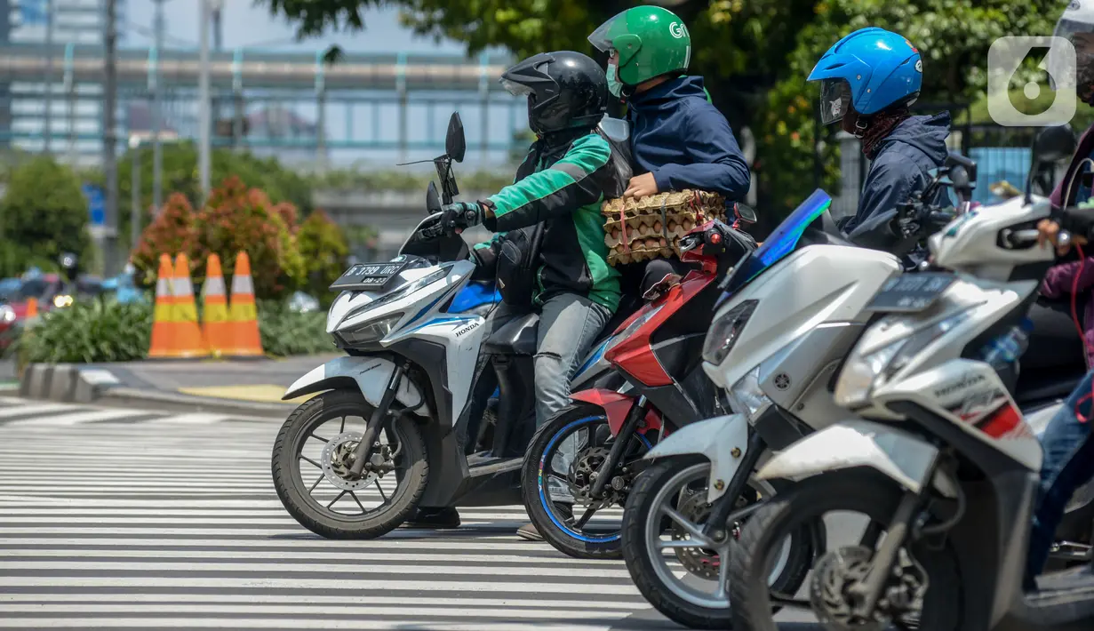 Pengendara motor berhenti di depan zebra cross di perempatan Sarinah, Thamrin, Jakarta, Rabu (29/1/2020). Direktorat Lalu Lintas Polda Metro Jaya akan memberlakukan tilang elektronik "Electronic Traffic Law Enforcement" (ETLE) untuk sepeda motor per 1 Februari 2020. (merdeka.com/Imam Buhori)