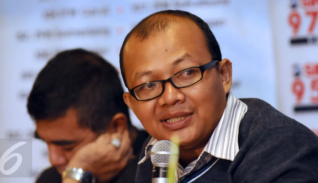 Koordinator Divisi Hukum ICW, Emerson Juntho (kanan) memberikan pandangan pada diskusi bersama pimpinan KPK, Saut Situmorang di Jakarta, Sabtu (19/12). Saut menegaskan KPK jilid IV 80 persen akan fokus pada pencegahan. (Liputan6.com/Helmi Fithriansyah)  