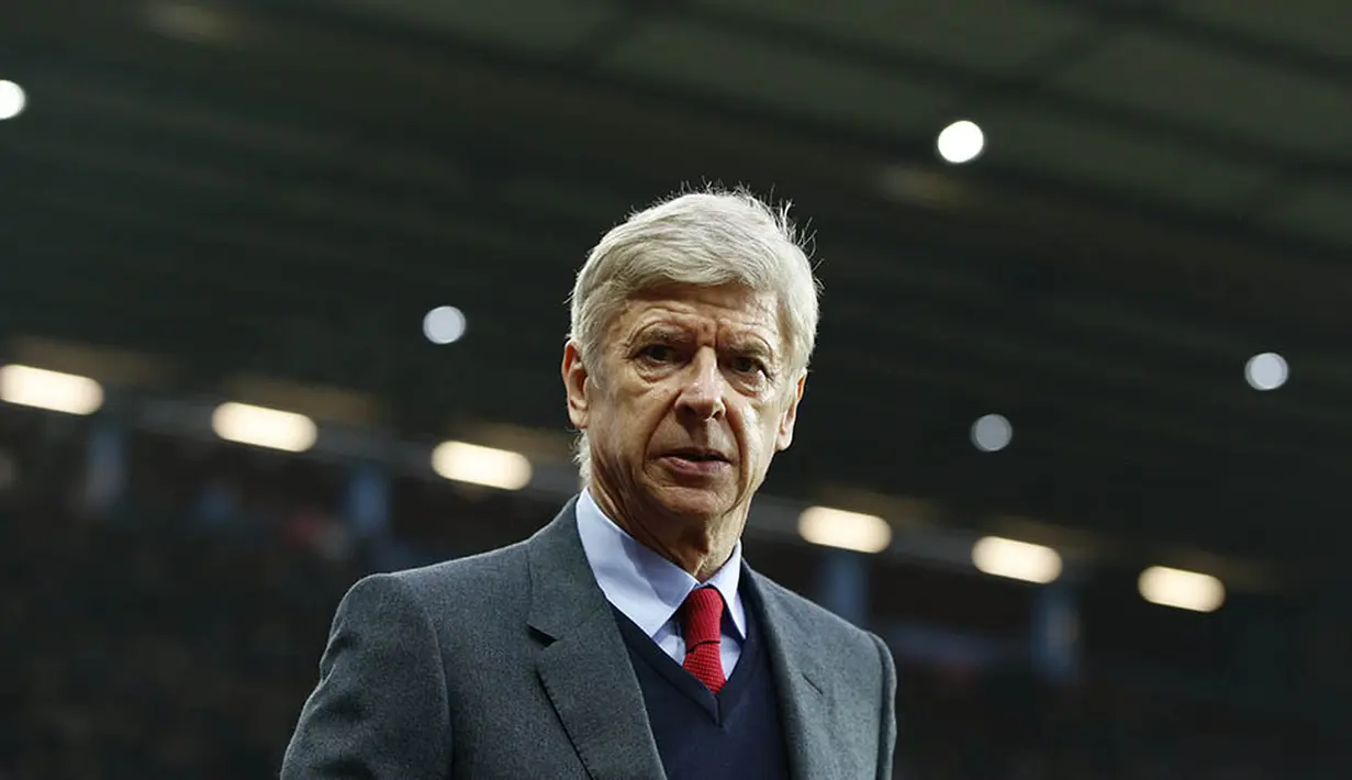 Pelatih Arsenal, Arsene Wenger, bersiap memimpin anak asuhnya menghadapi Aston Villa pada laga Liga Premier Inggris di Stadion Villa Park, Inggris, Minggu (13/12/2015). (Reuters/Paul Childs)