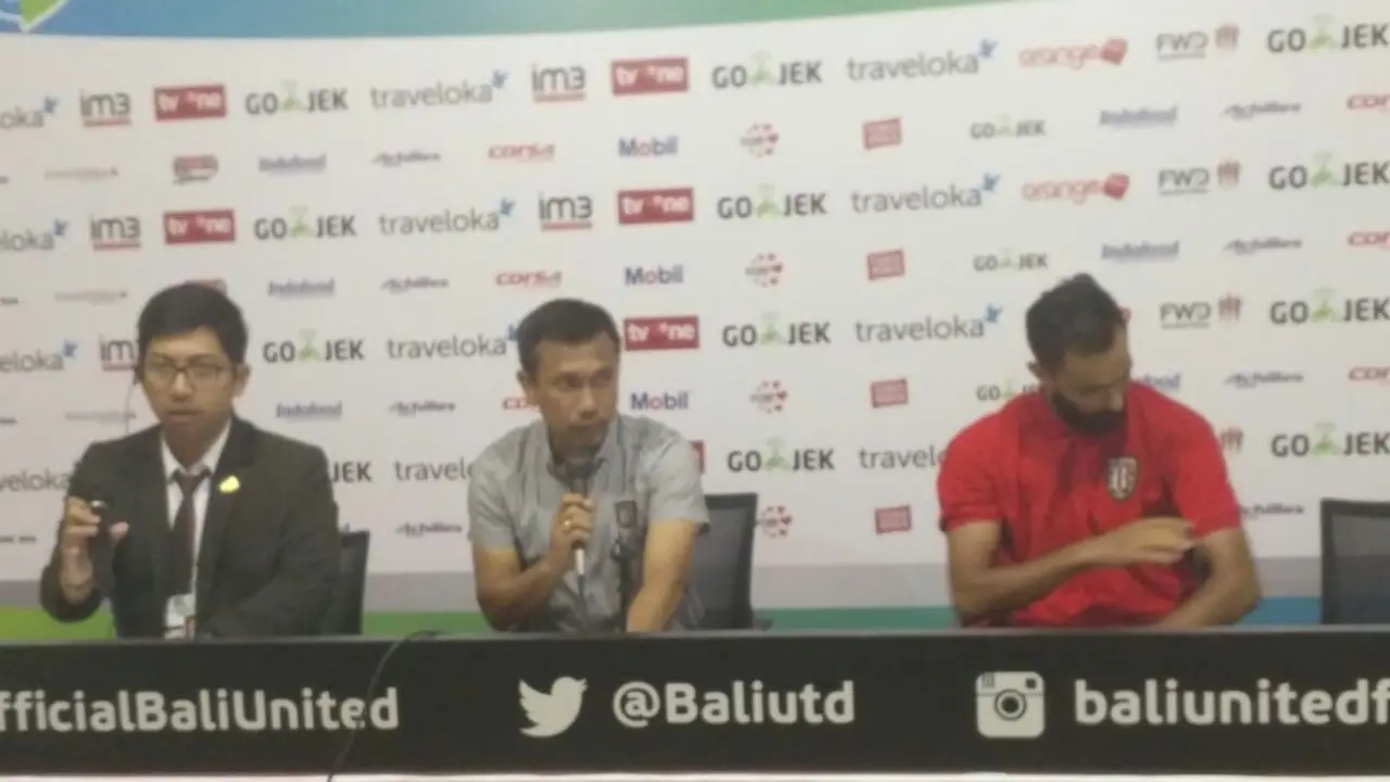 Pelatih Bali United, Widodo C Putro (tengah), memuji peran suporter usai kemenangan atas Mitra Kukar, Minggu (27/8/2017). (Liputan6.com/Dewi Divianta)