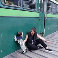 Dengan alasan kasihan keluarganya menunggu, Putri Titian menolak ketika diajak foto oleh penggemarnya saat liburan. Kejadian itu diceritakan ibu satu anak itu dalam instagram storynya pada Selasa (12/6). (Instagram/putrititian)