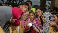 Lifter Indonesia peraih medali perak Olimpiade 2016 Rio de Janeiro, Sri Wahyunii, disambut para mahasiswa saat tiba di Bandara Soekarno-Hatta, Tanggerang, Banten, Minggu (14/8/2016). (Bola.com/Vitalis Yogi Trisna)