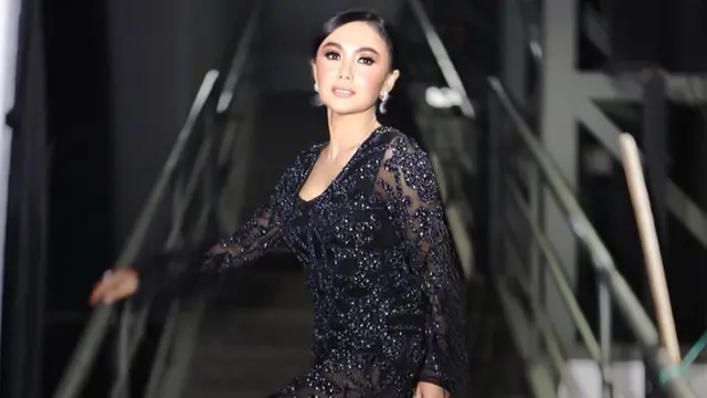 FOTO: Gaya Yuni Shara saat Pakai Dress Hitam, Tampil Elegan