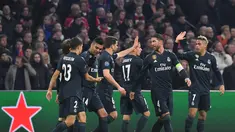 Perayaan gol Real Madrid yang dicetak Karim Benzema pada leg 1, 16 besar Liga Champions yang berlangsung di stadion Amsterdam Arena, Amsterdam, Kamis (14/2). Real Madrid menang 2-1 atas Ajax. (AFP/Emmanuel Dunand)