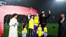 Saat momen perkenalan Cristiano Ronaldo di Al Nassr, pemain berjuluk CR7 ini turut membawa keluarganya. Sambutan hangat diberikan para fans kepada keluarga Ronaldo. Ronaldo pun sangat senang dengan sambutan hangat dari para fans. (Liputan6.com/IG/cristiano)
