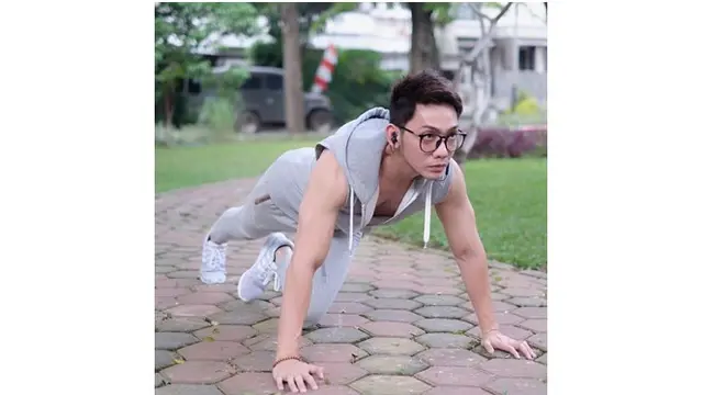 Kini penampilan John terlihat makin macho dan berotot.