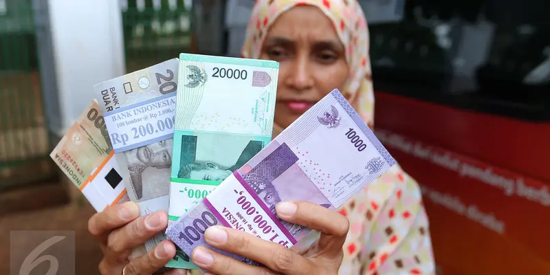 20160613-Masyarakat Mulai Tukar Uang Receh di Monas-Jakarta